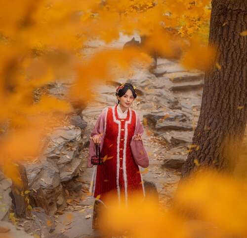 10.春节是今年最盛大的假期。春节悄然来找我们。街道胡同充满了节日。所有商场都有山脉，他们非常活泼。无论是老人还是孩子都是一个大包，脸上都充满了一个愉快的假期。微笑。