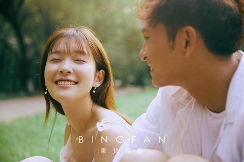 我说我的女朋友说他爱她。