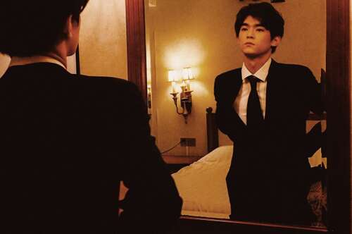 10，春风吻了鲜花，飞鸟圈蓝蓝的天空，伴随着，太阳充满了森林，简单的问候是我的深刻依恋，你的快乐是我不断的期望。最喜欢的朋友，愿每天都有幸福的生活。