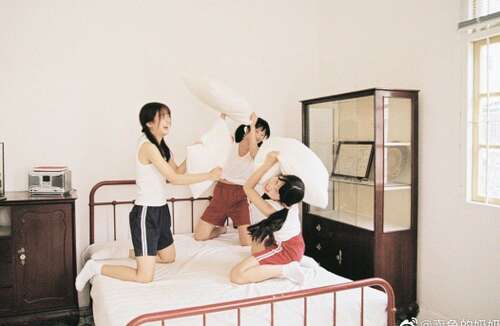 10，太阳洒在教室里，发光幸福的脸，每张脸都就像一朵花。