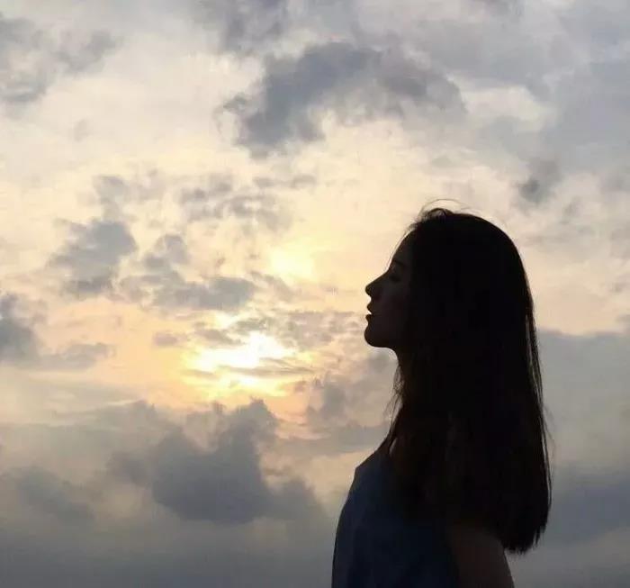 25,大多数世界,大多数是吃,喝,衣服,衣服,读书,追求某种基本物质,然后花钱让自己快乐,接地,不清楚的新普通人