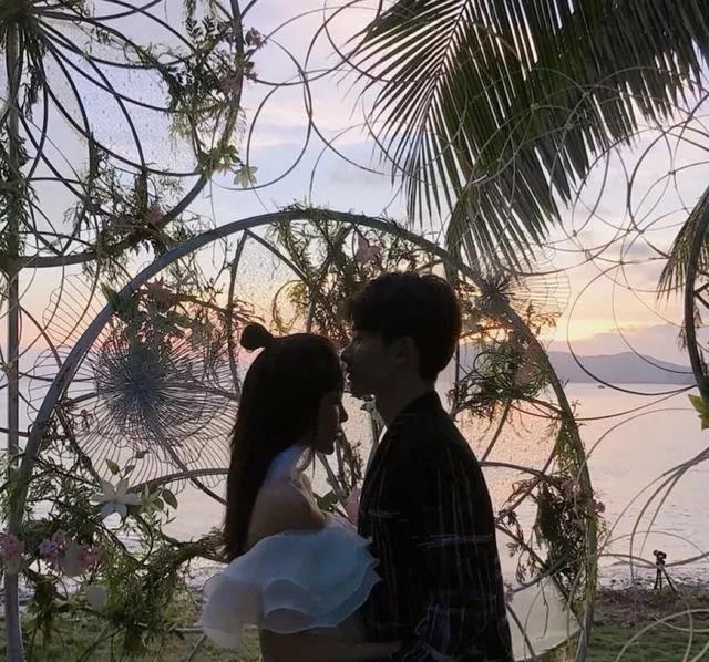 10,“她是非常好的,身体不好,脾气也很差。你为什么这么爱她?” “你知道为什么老子写过”道德“?” “为什么?” “因为老子愿意。”