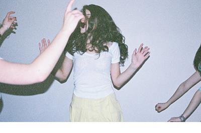 15.有时我无法闭上冰箱的门，脚趾击中桌腿，我找不到你想要的东西，而且我忍不住眼泪。你觉得文字掌握，只有我知道为什么。