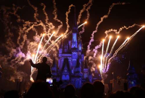 55，五颜六色的旗帜飘飘，新年的节日花卉集团，开花是新年节日快乐的火树，点火是晚安的希望祝福，转移是深情，祝福朋友，祝福新年！