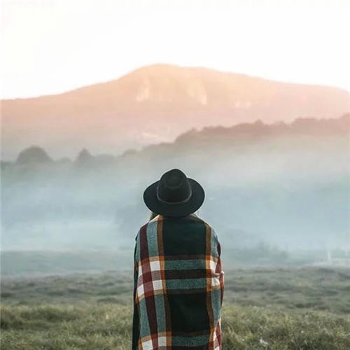 15.爱是一种易于怀疑的幻觉。一旦看到它，你就会飞到烟雾。