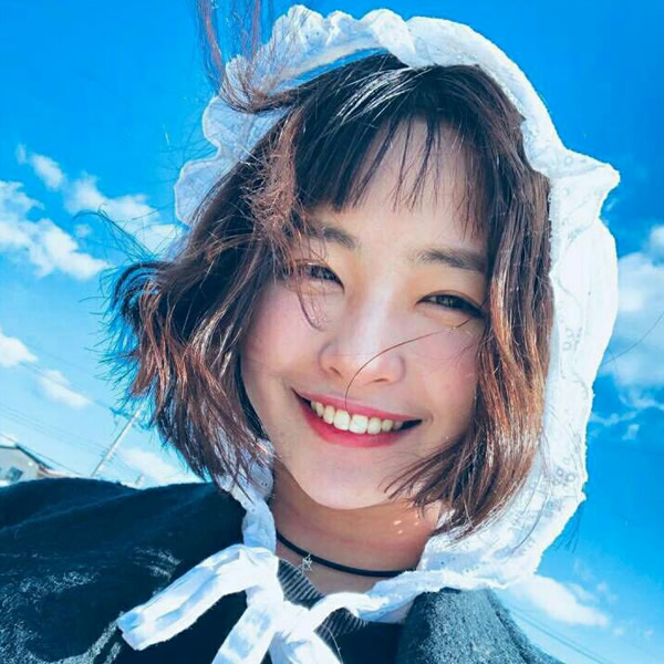 15.当你的笑容绽放时，世界突然填补了颜色。