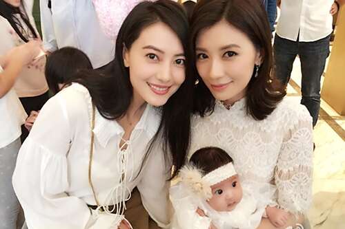 32.纪念姐妹在前一次聚集的姐妹们没有聚集多年,然后聚集在一起,减肥。