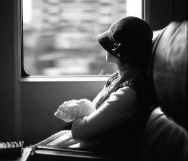 15.即使你悲伤,也不要皱起眉头,因为你不知道谁会爱上你的笑容。