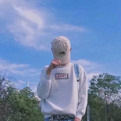 15.孤独不是天生，而是从你爱上一个人。