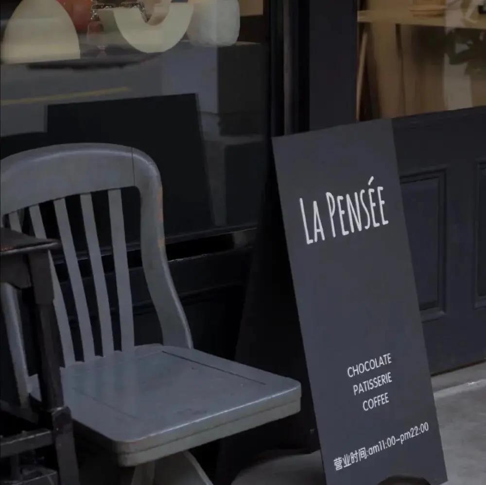 23,有些人喜欢看手机,他们不是贪婪,而是想掩盖一个人的尴尬。