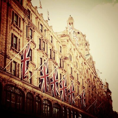 15.望着人,灯光暗淡。