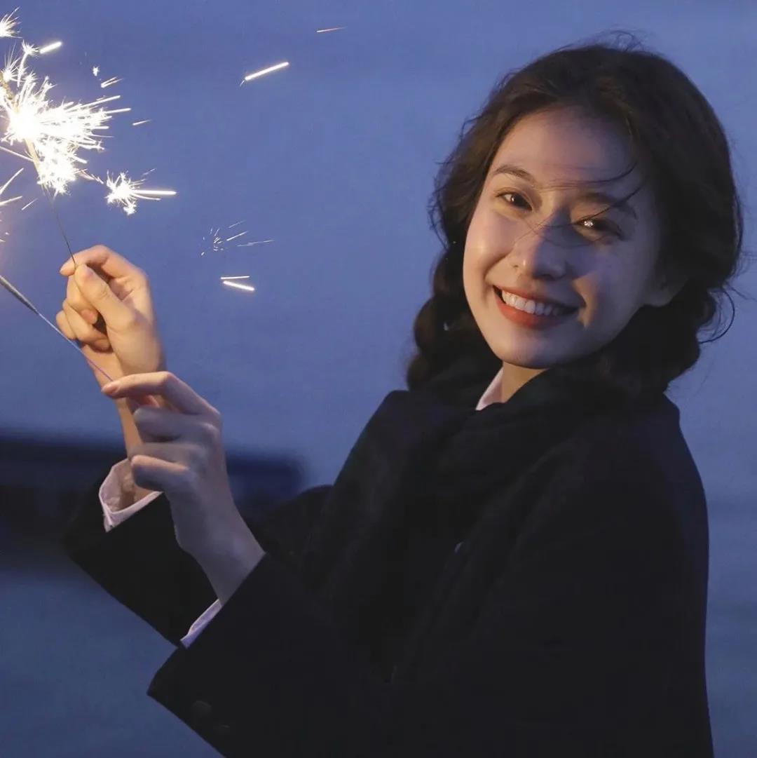 30.如果这个世界上只有一个长长的时间,请原谅我,没有我爱你,只是我想念你。