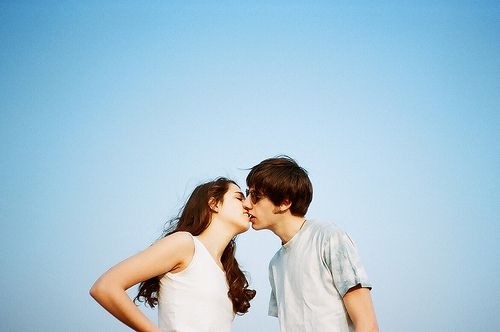 24.你是一个被心灵反映的快乐,是隐藏在你心中的爱。见到你,痴迷于你。