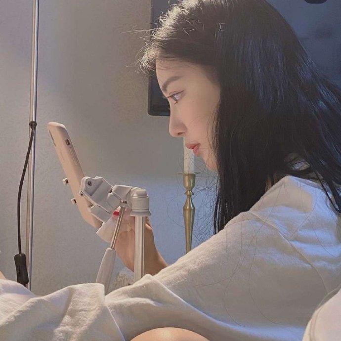 15.柔软的心给悲伤的人,浪漫的心送给女人,永恒的心脏送到了等待者,幸福的心到寂寞,祝福那个正在看短信的人:周末快乐!