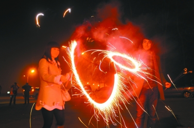 20.在旅途中，时间总是匆忙;在世界中间，总变化;新年假期，心中的祝福;春天盛开，秋天又来了;秘方不浅，快乐仍然。愿你永远幸福。