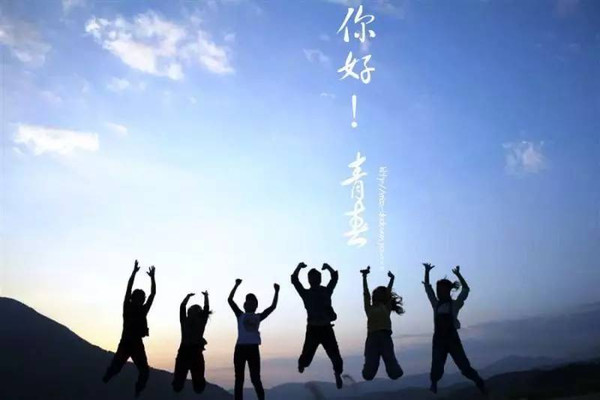 50，青年是如此华丽，但在烟花的蔓延中。