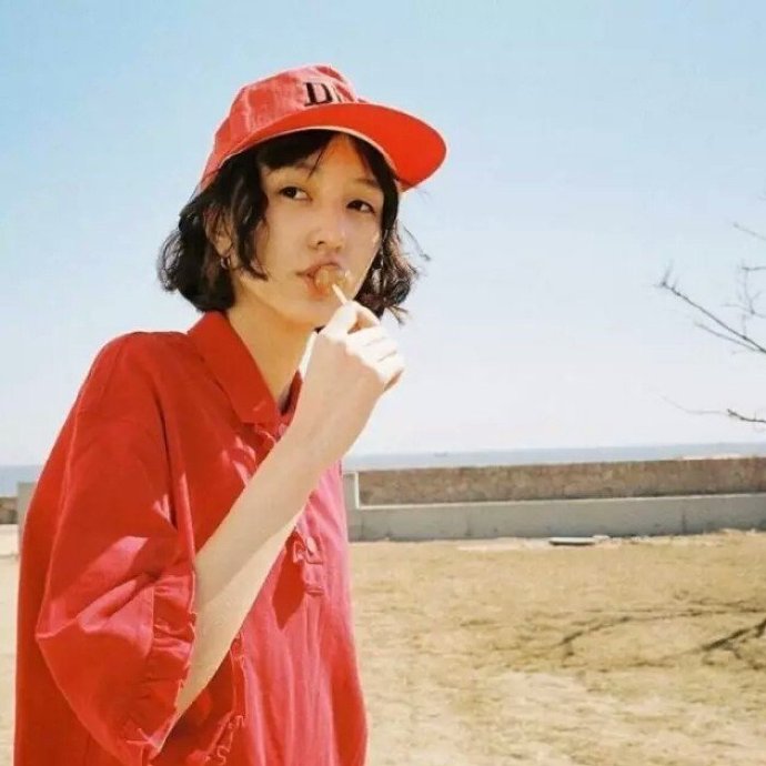 15.成为一个平静的人，是一个善良的人，露出嘴巴的笑容，幸福的人在心里。心态非常重要，良好的态度决定了未来！