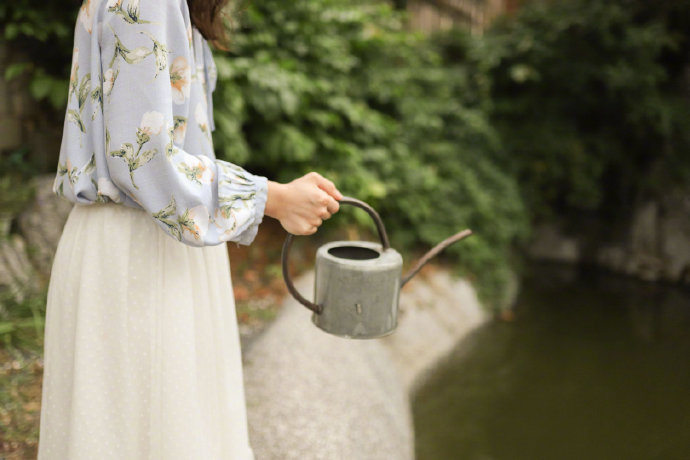 15,金色的阳光,让心脏的心脏温暖;火红枫叶,让思想指着尖头转弯;蓝色的大海,让暖空间是弥漫的;郁郁葱葱的森林,让幸福更加激烈。朋友们,祝你秋天幸福快乐!