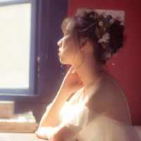 描述句子：一个人的想法，两个人的照片