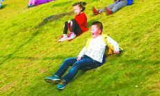 让一年级的孩子们写下简单而开心的句子，让我们一起来快乐地玩耍吧！