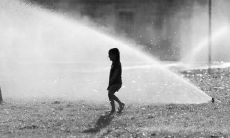 天气多变，不断有阵雨，每天都收到朋友们送来的短信问候