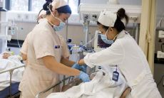 夜班中的护士在社交媒体上发布的动态：分享值夜独处的感受与工作压力