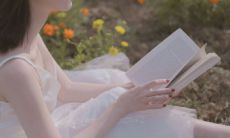 如何在周末通过热情的问候短信表达对爱人的爱和关心？