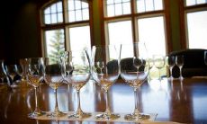 在饮酒场合中互相礼貌以及交换敬酒言辞所涉及的客套话