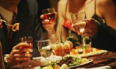 在酒吧或酒场上流行的彬彬有礼的客套话及社交技巧