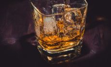 达成喝酒协议时常用的客套话及其背后的文化因素：一种社交行为交际学的视角