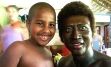 如何使用自嘲幽默来制造搞笑的句子？