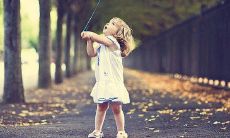 在阴雨绵绵的日子里，向朋友发出问候的短信