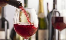 一幅流连忘返的画面：红酒在杯中绽放的深邃色泽、优雅的香气和融入口腔时的丝滑质感