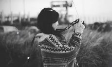 以隐晦方式表达不满情绪的用语策略