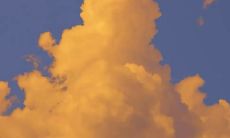 探究云朵天空的美、科学之谜与自然启示：浅析云朵分类、形态变化及气象原因