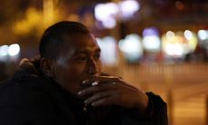 在一个人难以入眠的孤寂夜晚，思念家乡的情感袭来