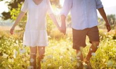 在起床后发给女朋友的温馨短信问候，展现你的爱和关怀