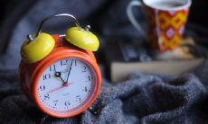 如何用简短的气候问候短信有效地与朋友沟通？