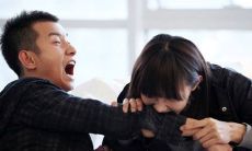 通过制造欢乐和疯狂，让我们的男性闺蜜感到幸福和满足！