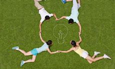 与新朋友相识的快乐刹那间点燃的欢乐之火，湧入心头，如同清晨初晓的绚丽阳光般，温暖而光明