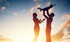 如何在周末用短信向家长互动问候并传递重要信息？