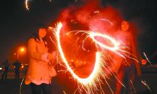 在除夕夜的午夜12点，放下鞭炮并说出温馨祝福的美好传统之一