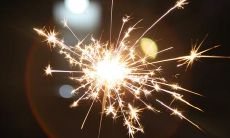 在这个明日除夕的美好时刻，送上最温暖的祝福，让我们一起欢庆佳节！