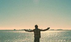 条：用精巧的短信给您的客户送去清凉夏日的问候，让他们感受到您的关怀和重视！