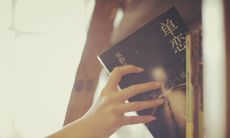 深陷单恋的痛苦之中，挣扎的句子：无法忘怀的爱意，寄托在远方的心声