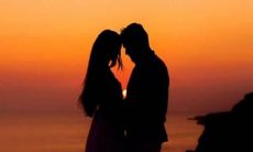 110个描写夕阳优美的句子：赤橙黄绿青蓝紫，染红天边的晚霞，伴着渐暗的天色，温暖的光辉撒满大地，深邃的天空中织出了一幅绚丽多彩的图画，牛背山下的那片田地显得更加壮美，轻轻的呼吸中都沁满了晚霞的香气，风的柔和更显得寂静了，天边灿烂的彩霞染红了整个世界，耀眼的光辉让人心旷神怡，睁开眼睛仿佛进入了一个梦幻的天堂