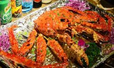 享受美味海鲜带来的滋味与口感，如同沉浸在浓郁鲜美的海洋世界中，让人陶醉不已！