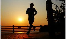 名校晨跑打卡口号：发扬体育精神，锻炼身体健康的同时促进校园文化建设！