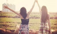 排比造句：感恩如同奋斗的道路，如同行走的旅程，如同温暖的阳光，如同展翅的鸟儿，如同绽放的花朵，如同燃烧的火焰，如同清澈的泉水，如同春天的气息，如同抚平创伤的手掌，如同拥抱爱人的怀抱，如同生命中不可或缺的呼吸