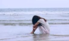 身处困境 无人体谅 我心生怒愤